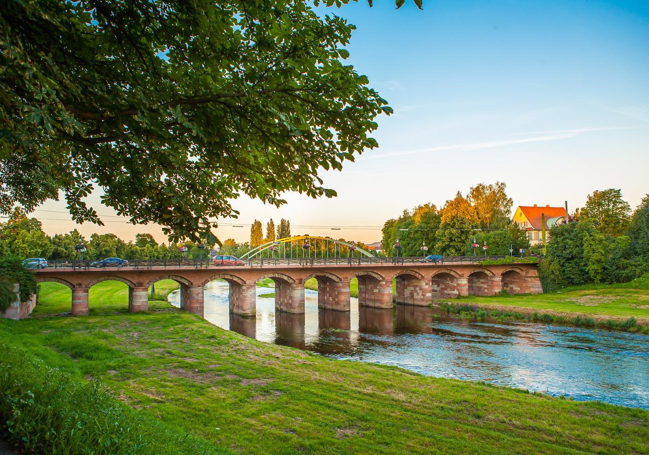 Überquere die Brücke in Rastatt und genieße  den Ausblick bei Sonnenuntergang