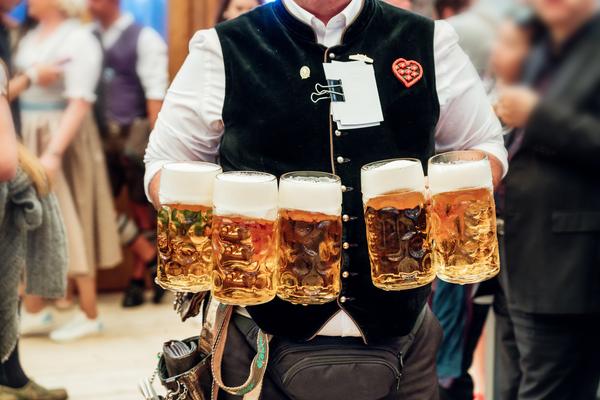 Gönne dir eine Maß Bier im Bierzelt