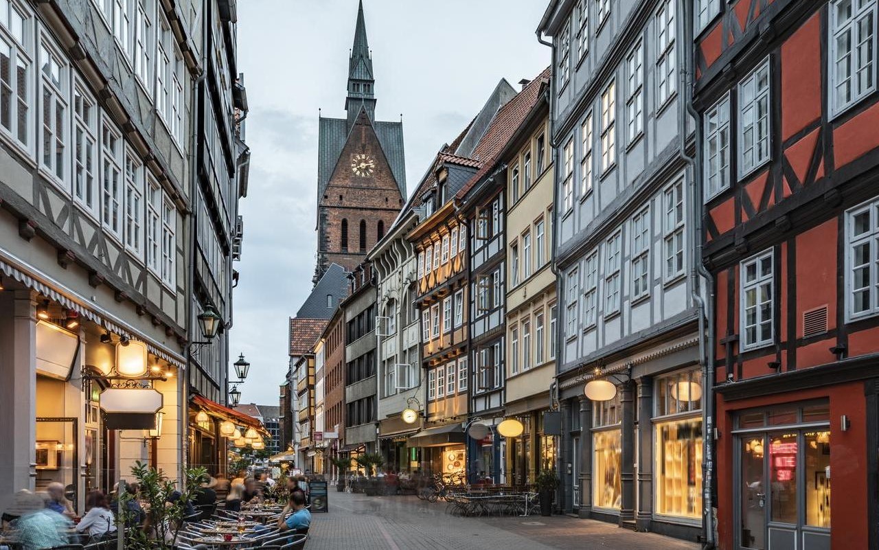 Entdecke die Kramerstraße mit ihren vielen Cafés  und Restaurants