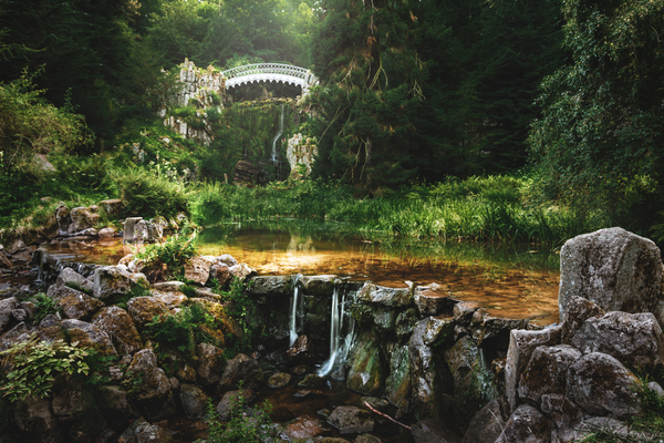 Überquere die Teufelsbrücke im Bergpark Wilhelmshöhe  in Kassel